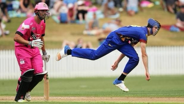 otagos warren barnes wears protective helmet while bowling in twenty20 match हेलमेट पहनकर गेंदबाज़ ने की बॉलिंग, बल्लेबाज़ नहीं खुद का 'डर' बना वजह