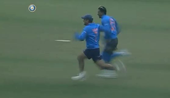 hardik pandya tries to race ms dhoni no prizes for guessing who won WATCH: धोनी को चुनौती दे रहे थे पांड्या, मिली करारी हार