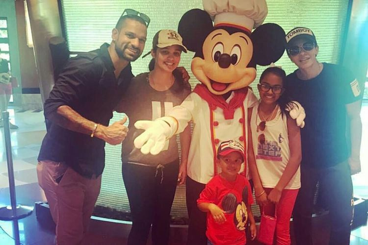 साउथ अफ्रीका पहुंचते ही फूटा धवन का गुस्सा, दुबई एयरपोर्ट पर फैमली को रोका गया