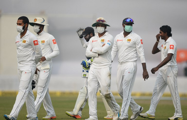 india vs sri lanka delhi test 2nd day smog mask bharat arun इशारों-इशारों में भारतीय कोच ने श्रीलंकाई खिलाड़ियों को लगाई लताड़