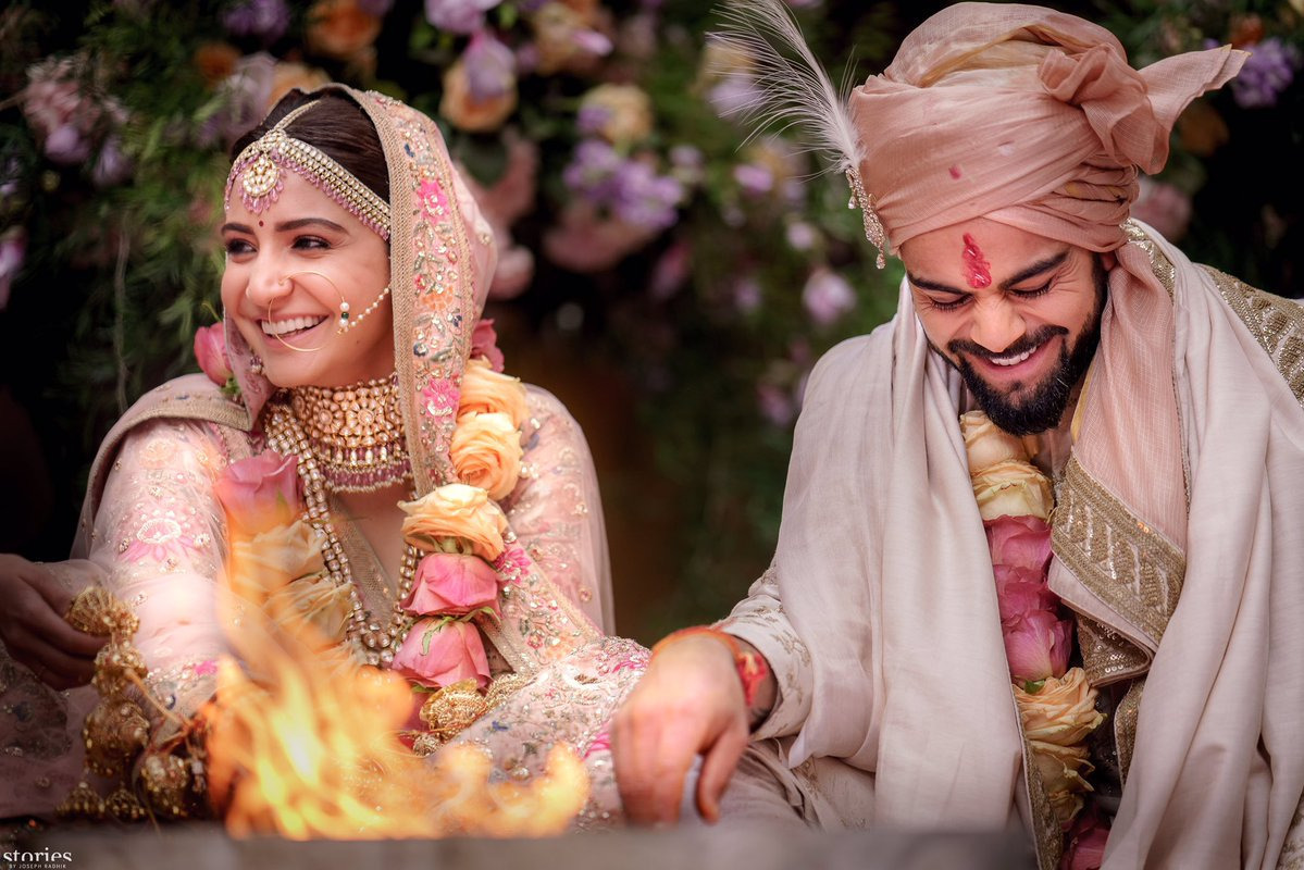 virat kohli anushka sharma are married now its official see latest pic एक दूसरे के हुए विराट-अनुष्का, ताउम्र साथ निभाने का किया वादा