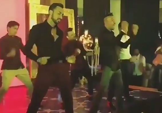 WATCH: विराट-अनुष्का के रिसेप्शन के बीच सामने आया 'पांड्या ब्रदर्स' का सुपर कूल डांस