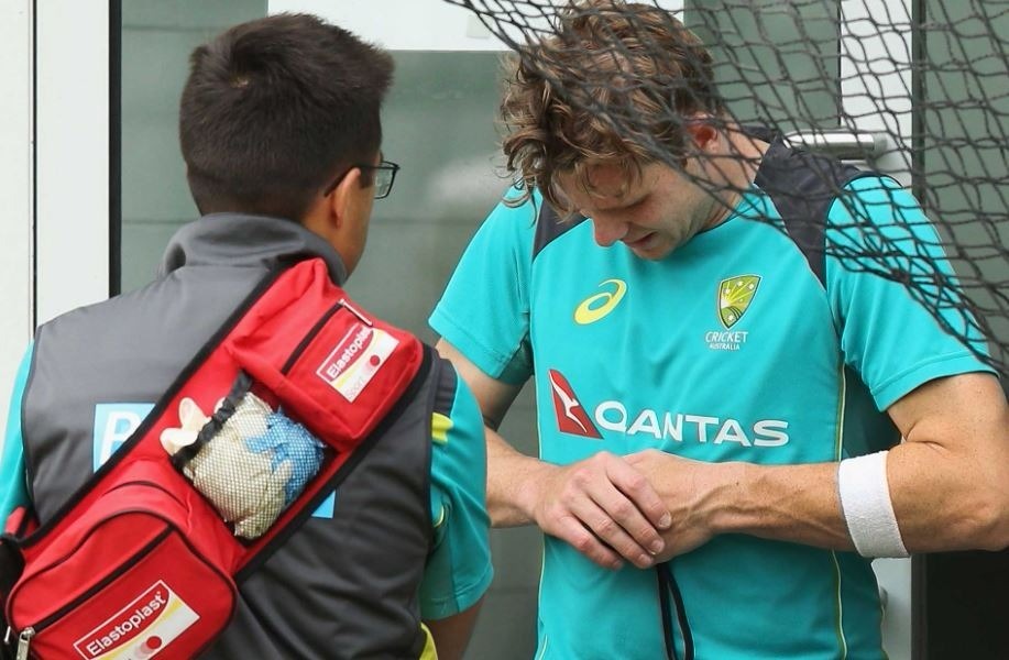 नेट्स के दौरान एकतरफ खड़े स्मिथ के हाथ में आकर लगी गेंद