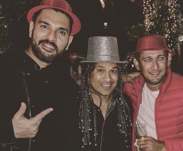 sachin tendulkar yuvraj singh enjoy african style party युवराज संग अफ्रीकन अंदाज में पार्टी के मूड में दिखे सचिन