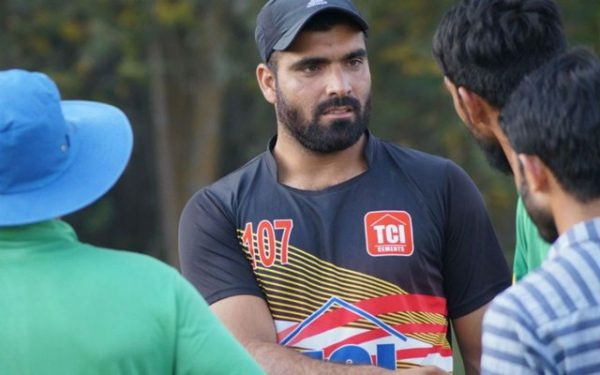 ipl 2018 60 manjoor dar all set to play ipl 2018 kings eleven punjab IPL 2018: धोनी से भी लंबा छक्का लगता है ये 'सिक्युरिटी गार्ड', कभी 60 रुपये थी कमाई अब बना लखपति