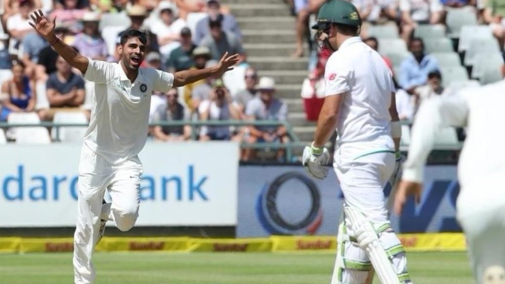 bhuvneshwar kumar critical of bowlers for letting off south africa दक्षिण अफ्रीका के 286 रनों के बाद गेंदबाज़ों से नाखुश दिखे भुवनेश्वर