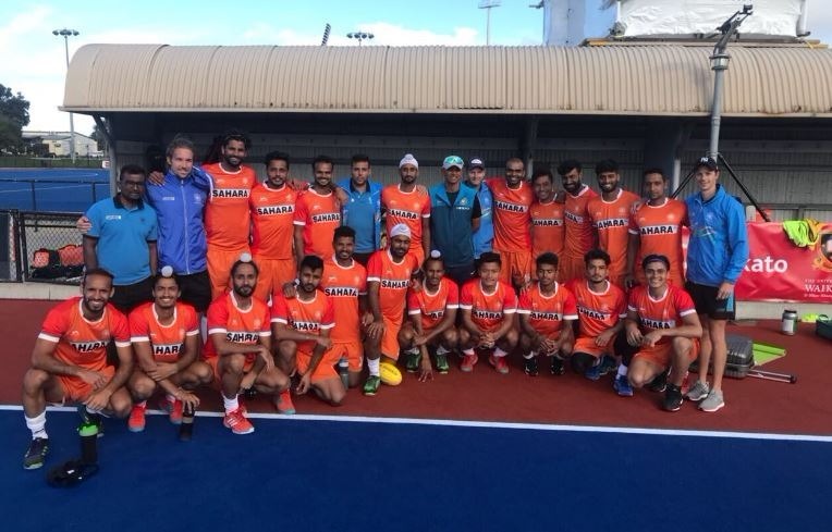 भारतीय हॉकी टीम से मिलने पहुंचे द्रविड़