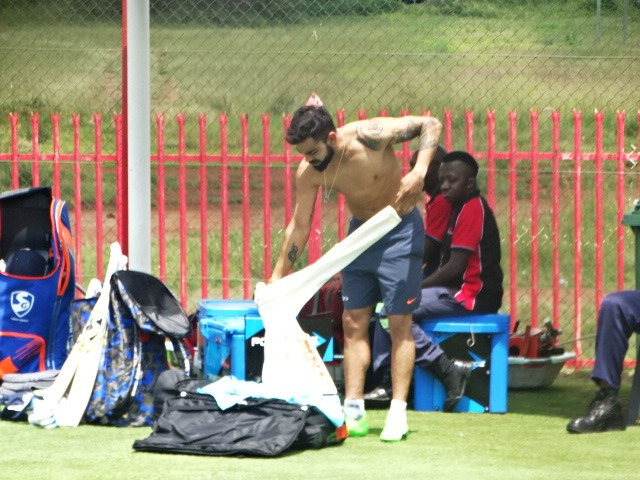 SAvsIND: प्रैक्टिस के दौरान कोहली ने उतारी टी-शर्ट और हुआ ये खुलासा!