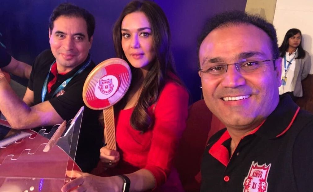 IPL Auction में बोली लगा रही थीं प्रीती जिंटा तभी साथ बैठे वीरू ने इस तरह उड़ाया उनका मजाक