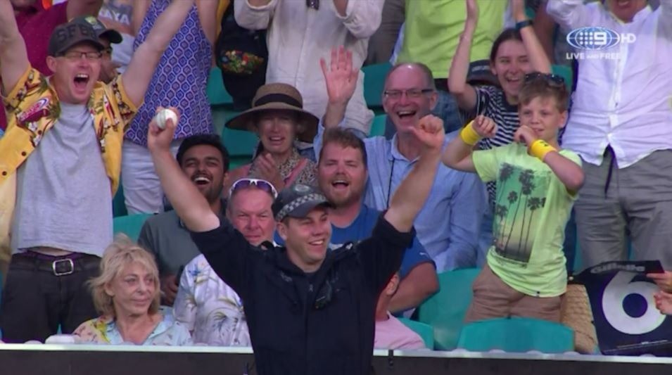 इस पुलिसवाले ने लपका एरॉन फिंच का कैच, स्टेडियम में मचा शोर