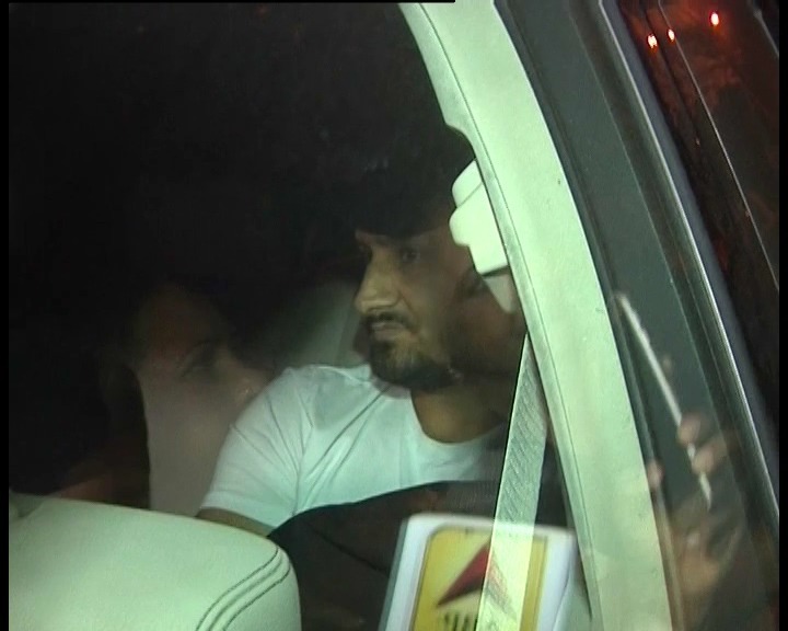 harbhajan singh reached late night to meet bookie vishal kariya देर रात 'बुकी' विशाल करिआ से मिलने पहुंचे हरभजन सिंह