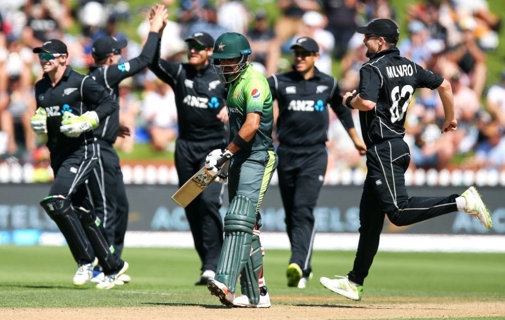 new zealand beat pakistan to seal series sweep NZvsPAK: पाकिस्तान को 5-0 से क्लीनस्वीप होने से नहीं बचा सके निचले क्रम के बल्लेबाज़