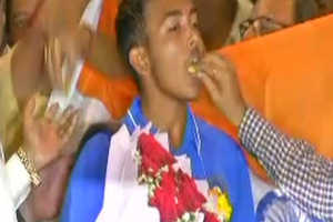 अंडर-19 क्रिकेट वर्ल्ड कप जीत कर मुंबई लौटी टीम इंडिया का हुआ स्वागत