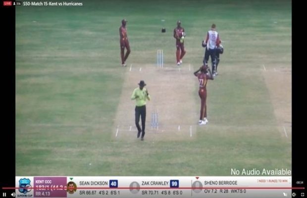 bowler gives two wides to stop batsmen from scoring century 99 के स्कोर पर खेल रहे बल्लेबाज़ को नहीं पूरा करने दिया शतक, वाइड फेंक जिताया मैच