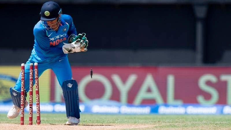 ms dhoni breaks world record for most catches by wicket keeper in t20 cricket टी-20 क्रिकेट में विकेट के पीछे धोनी के नाम दर्ज हुआ वर्ल्ड रिकॉर्ड