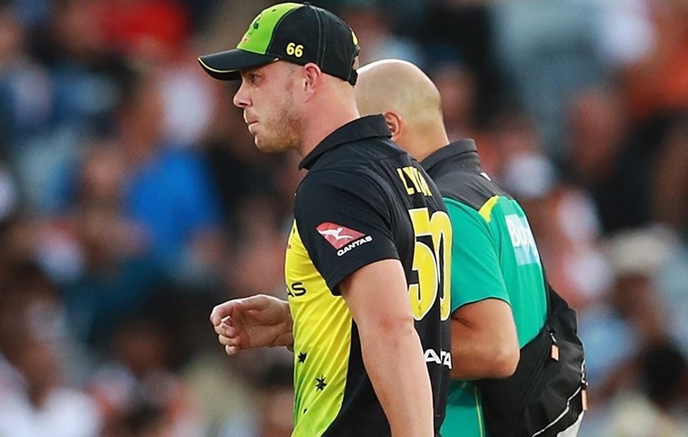 chris lynn dislocates right shoulder फील्डिंग करते हुए चोटिल हुए क्रिस लिन, केकेआर के लिए मुश्किल