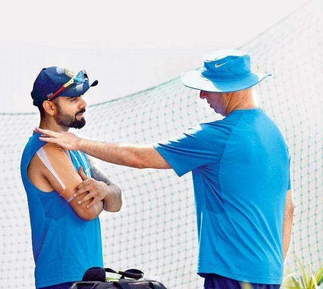 injury scare for skipper virat kohli in first t20i इस 'डर' की वजह से बीच मैच मैदान छोड़ गए थे विराट कोहली