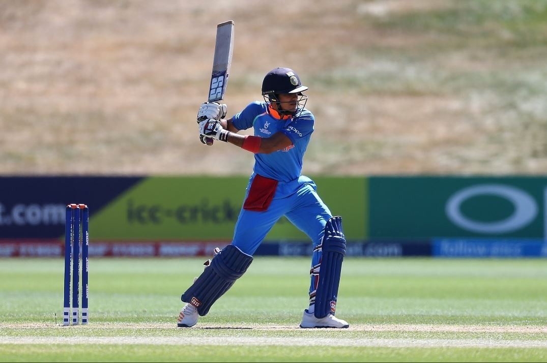 u19 wc shubman gill and his superstion with red handkerchief U-19 WC: 16 साल की उम्र से लाल रूमाल के साथ मैदान पर उतरते हैं शुबमन गिल, ये है वजह