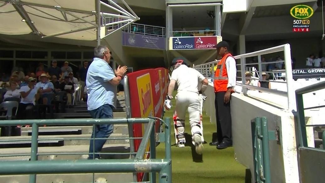 david warner abused by spectator as tourists slam disgraceful crowd फैन से भिड़े डेविड वॉर्नर, कोच लेहमन बोले- 'दर्शको का ऐसा शर्मनाक बर्ताव कहीं नहीं देखा'