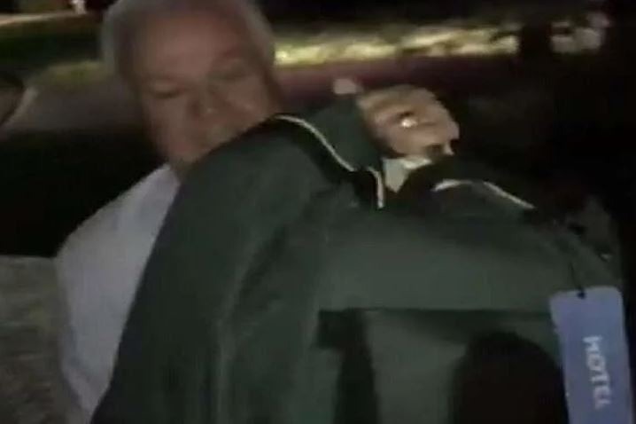 स्मिथ के पिता ने क्रिकेट किट बैग को किया पैक कहा- स्मिथ को एक साल तक नहीं पड़ेगी इसकी जरुरत