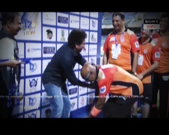 WATCH: कांबली ने छुए पैर, सचिन ने उठाकर लगा लिया गले