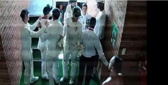 warner de kock incident revealed via cctv footage WATCH: CCTV में कैद हुई घटना में ड्रेसिंग रूम में भिड़ते दिखे डेविड वॉर्नर-डी कॉक