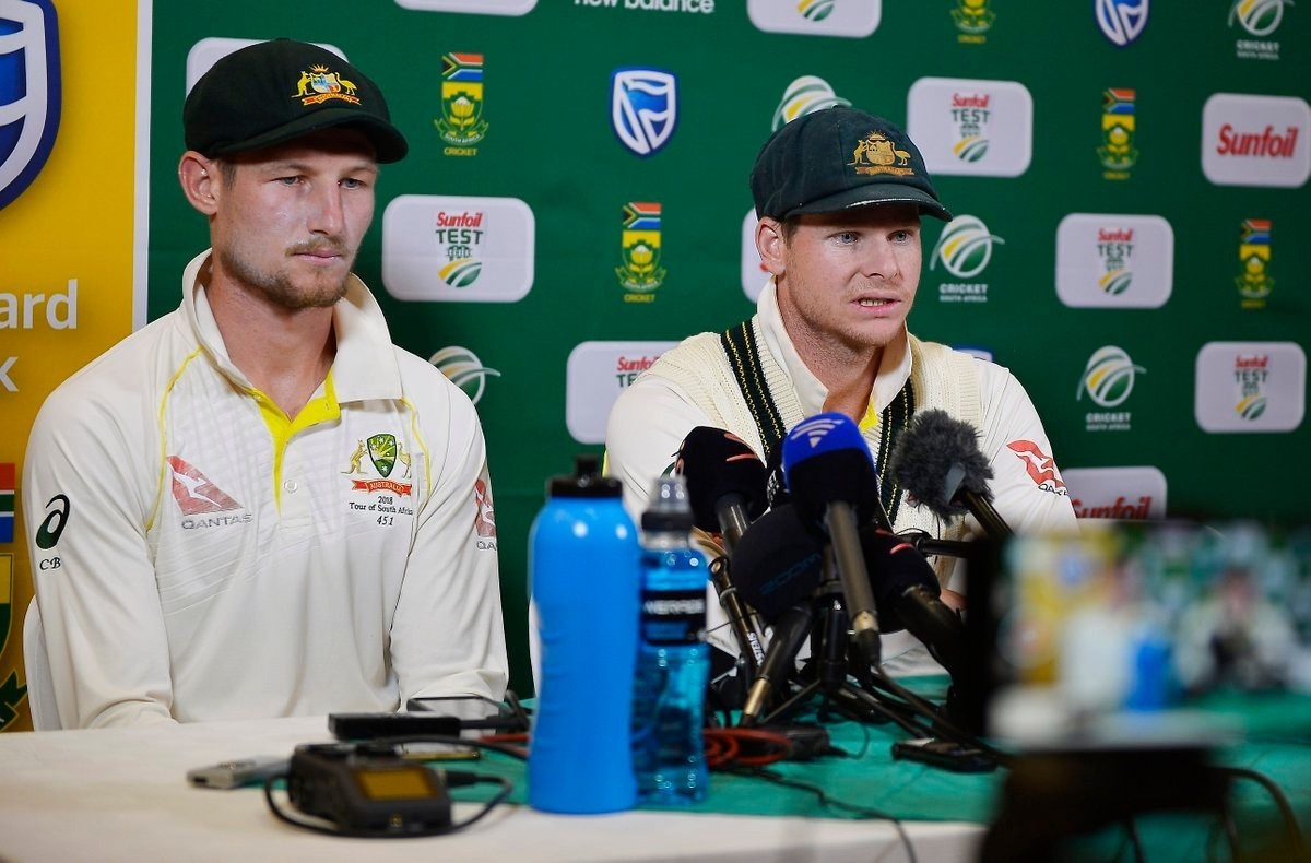 australian captain steve smith to be stripped on as captain after ball tampering row बॉल टेम्परिंग के बाद मुश्किल में बेनक्रॉफ्ट और स्मिथ, छिन सकती है कप्तानी