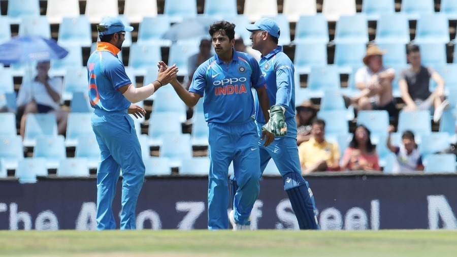 is he really shardul thakur when the fast bowler took a local train home after returning from south africa साउथ अफ्रीका से वापस लौट घर पहुंचने के लिए शार्दुल ने लिया लोकल ट्रेन