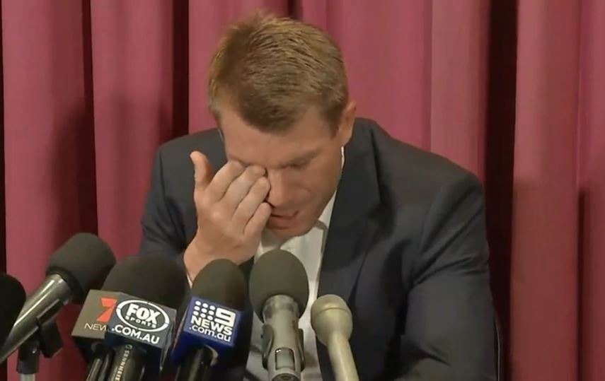 माफी मांगते हुए रो पड़े डेविड वॉर्नर, कहा- 'देश के लिए फिर कभी नहीं खेल पाउंगा'