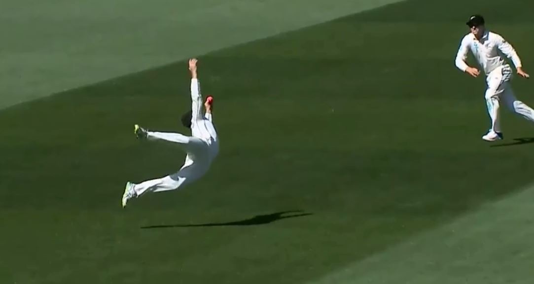 watch kane williamson pulls off one handed stunner to dismiss broad WATCH: केन विलियमसन की 'सुपरमैन कैच' पर पवेलियन लौटे ब्रॉड