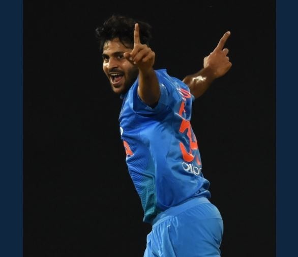 shardul thakur and manish pandey orchestrate 6 wicket win over sl india climb to top INDvSL: गेंद से शार्दुल ठाकुर और बल्ले से मनीष पांडे के कमाल से 6 विकेट से जीता भारत