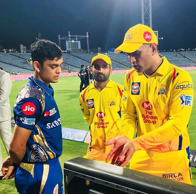 ipl 2018 mumbai indians ishan kishan gets useful tips from ms dhoni धोनी के सामने इशान ने कर दी गलती,मैच के बाद मिला गुरु ज्ञान