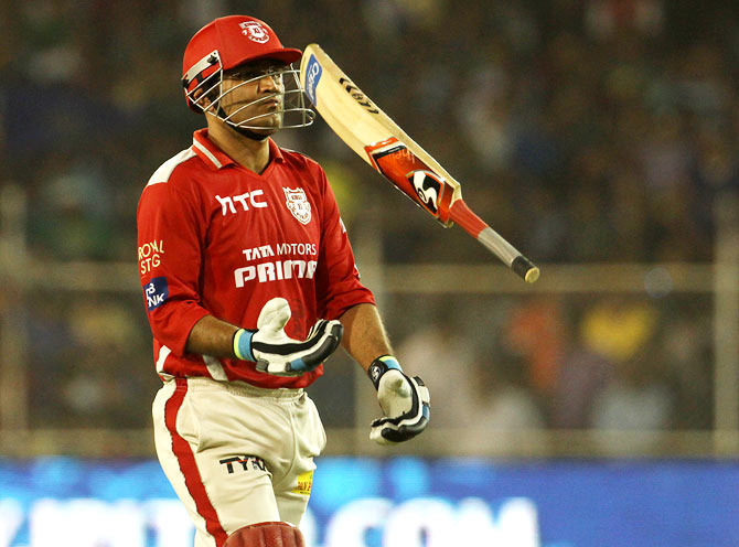 prank virender sehwag is back viru to open for kxip against delhi in opener पूरे दिन फैन्स को 'मूर्ख' बनाते रहे सहवाग!