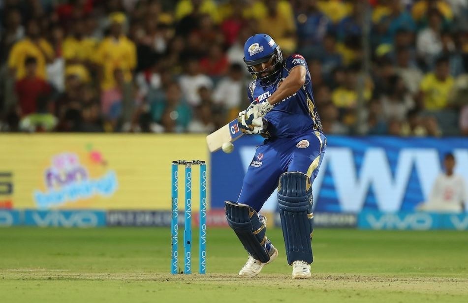 mumbai indians beat chennai super kings by 8 wickets MIvCSK: रोहित शर्मा और गेंदबाज़ों ने आईपीएल 11 में मुंबई को दिया 'जीवनदान'