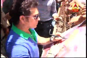 फैंस के साथ सचिन तेंदुलकर ने मनाया अपना 45वां जन्मदिन