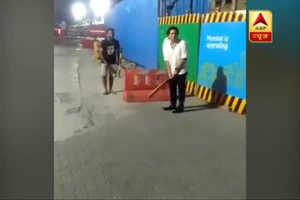 मेट्रो साइट पर सचिन ने खेला क्रिकेट