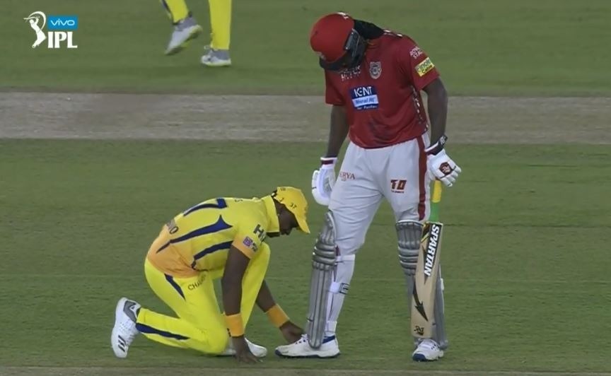 dwayne bravo helps chris gayle in ipl 2018 match between kings xi punjab and chennai super kings IPL 11: ड्वेन ब्रावो ने की कल रात विस्फोटक पारी खेलने वाले क्रिस गेल की मदद