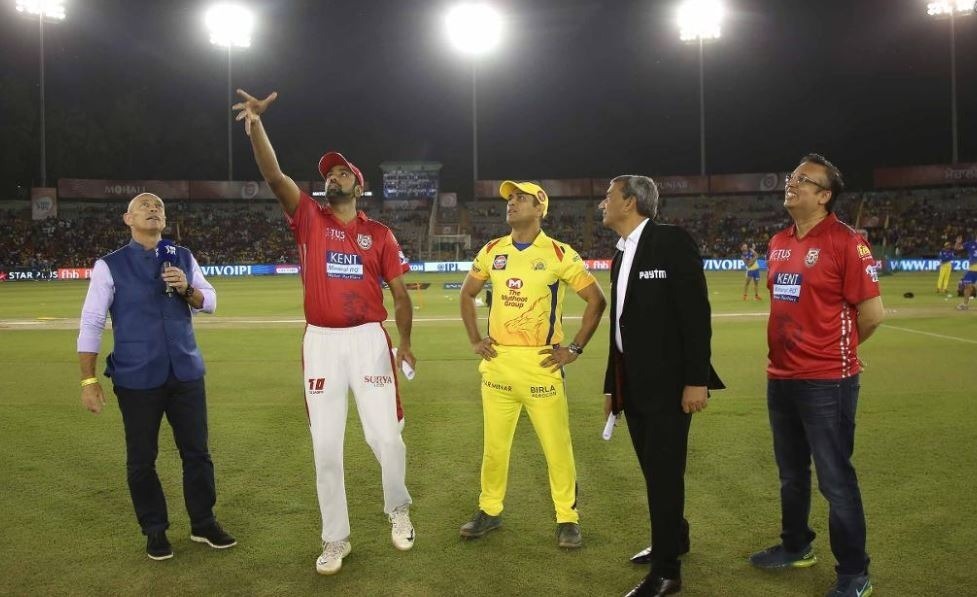 ipl 2018 chennai super kings won the toss and choose field first KXIP vs CSK: कप्तान धोनी ने टॉस जीतकर किंग्स इलेवन पंजाब को दिया पहले बल्लेबाजी का न्योता