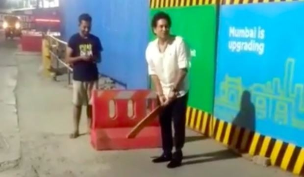 sachin tendulkar caught playing cricket with metro workers in ville parle east VIDEO: बीच रास्ते में गाड़ी रोक वर्कर्स के साथ सचिन ने खेला गली क्रिकेट