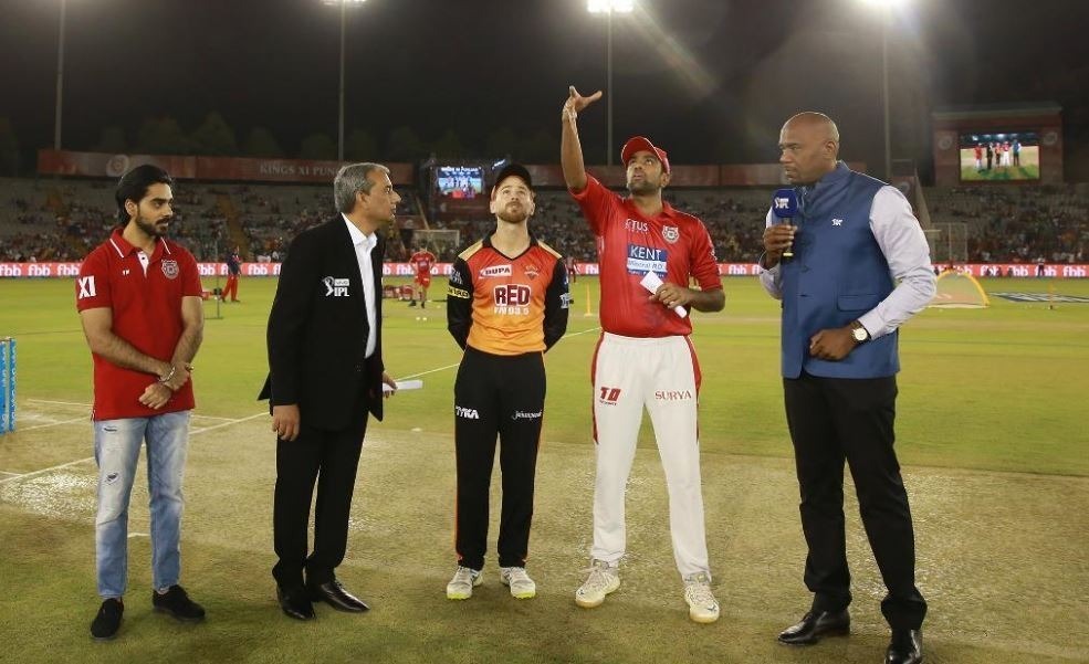 kings xi punjab won the toss and elect to bat first KXIP vs SRH: कप्तान आर अश्विन ने टॉस जीतकर लिया पहले बल्लेबाजी का फैसला