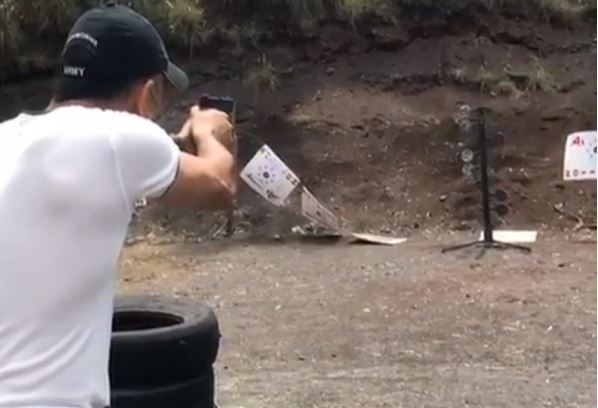 ms dhoni shares stunning video from shooting range hits bullseye धोनी ने उठाई बंदूक, 30 सेकेंड में दागी 15 गोलियां