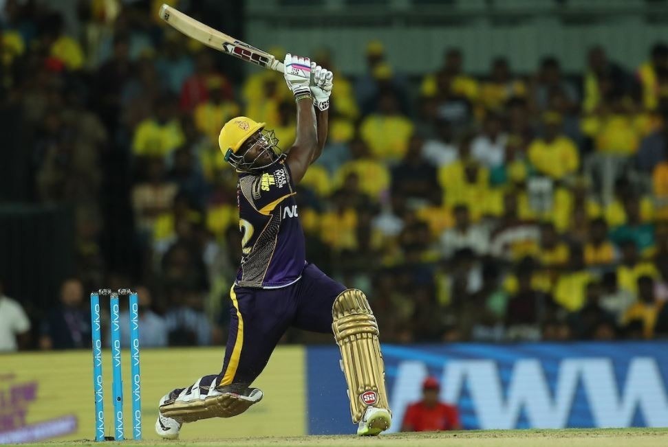 WATCH: रसेल ने गेंद को पहुंचाया मैदान के बाहर, शाहरूख-धोनी ने दिया ऐसा रिएक्शन