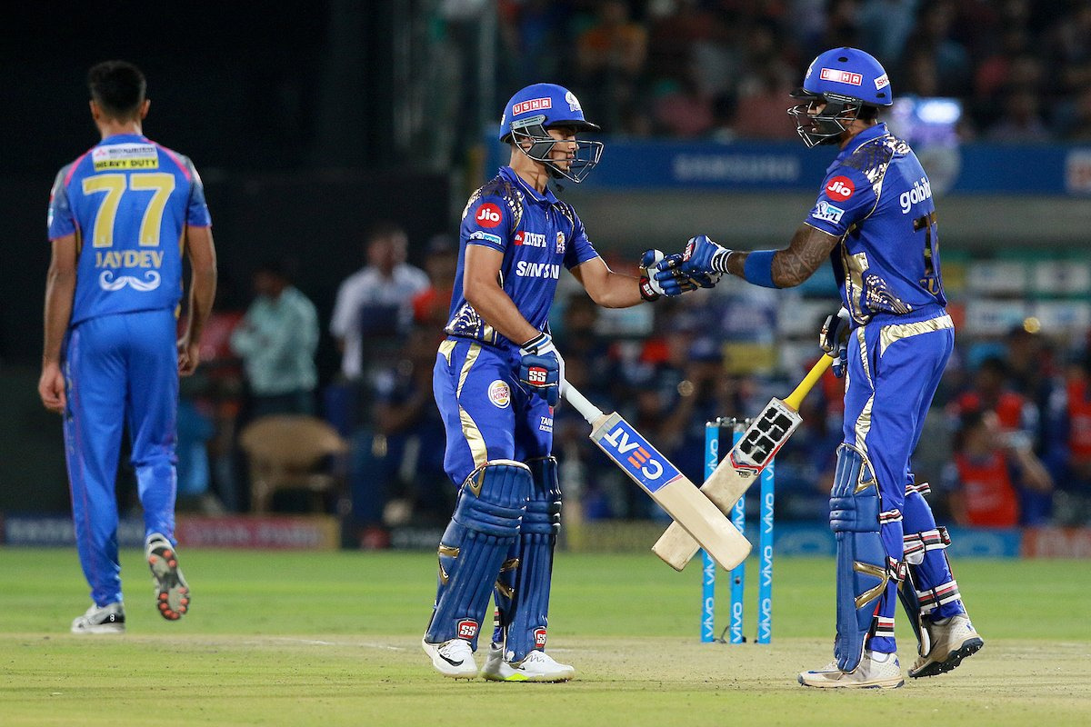 RR vs MI: बेहतरीन शुरुआत के बाद लड़खड़यी मुंबई की पारी, रॉयल्स ने की शानदार वापसी