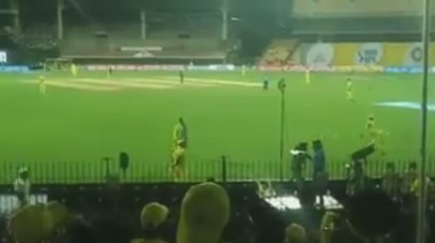 massive anti ipl protests in chennai shoe hurled at csk player faf du plessis and ravindra jadeja CSKvsKKR: जडेजा और फाफ डु प्लेसिस पर फेंका गया जूता, पुलिस ने दो लोगों को किया गिरफ्तार