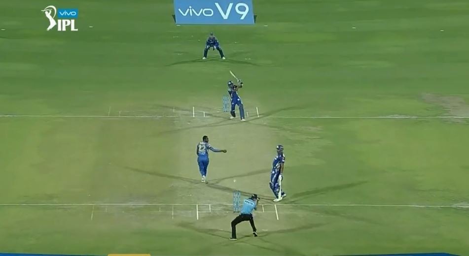 ipl 2018 watch out ump saved from hardik pandyas rocket shot WATCH: हार्दिक पांड्या के 'रॉकेट रफ्तार' शॉट से बाल-बाल बचे अंपायर