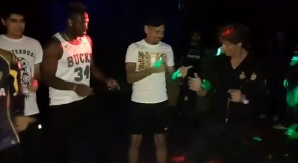 IPL 2018: हार को भुलाकर 'बॉस' किंग खान के साथ आंद्रे रसेल ने जमकर किया डांस