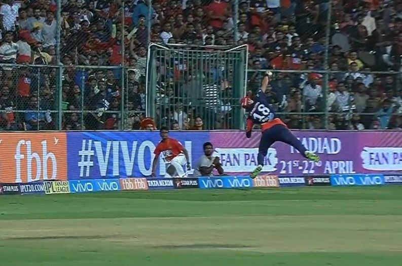 watch trent boult takes a blinder to leave virat kohli shell shocked WATCH: विराट को आउट करने के लिए फील्डर बन गया 'रोबोट', लपका अविश्वसनीय कैच