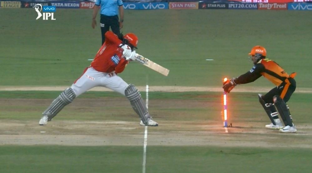 WATCH: स्टम्पिंग से बचने के लिए बिना बल्ले के वापस क्रीज़ में पहुंच गए क्रिस गेल