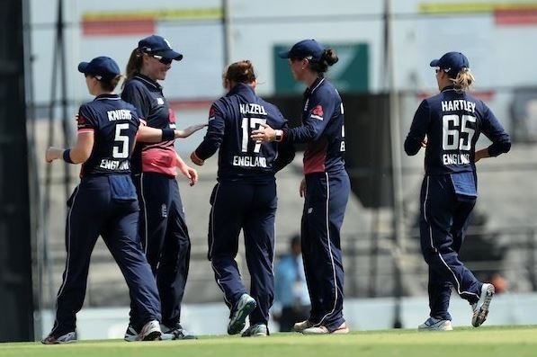 england womens team beat india by 8 wickets भारतीय बल्लेबाज़ों का फ्लॉप शो, इंग्लैंड ने 1-1 से बराबर की सीरीज़