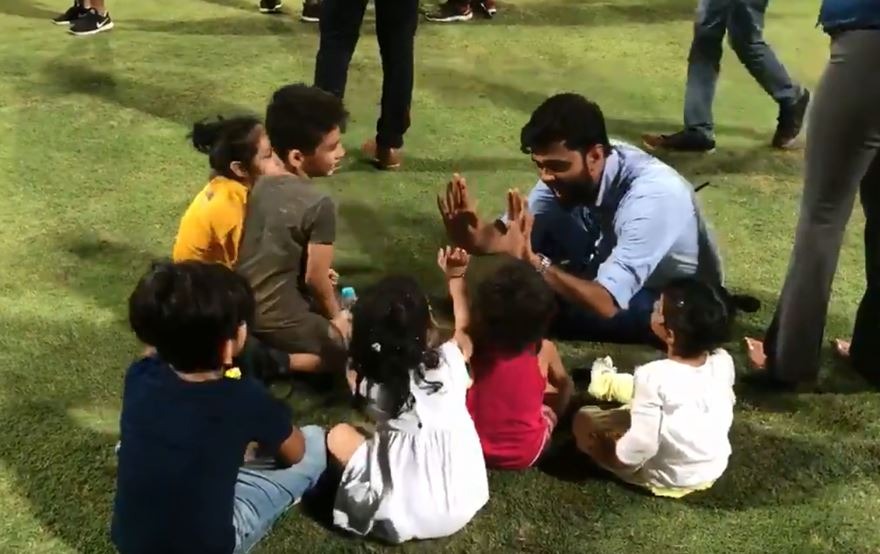 इतना ही नहीं फाइनल के बाद मैदान पर ज़ीवा बिल्कुल अपने पापा कैप्टन कूल की तरह बच्चों के ग्रुप को लीड करती नज़र आईं.